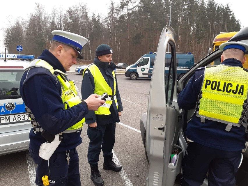 Policjanci w Białymstoku zatrzymali 10 dowodów rejestracyjnych. To efekt działań akcji SMOG [ZDJĘCIA]