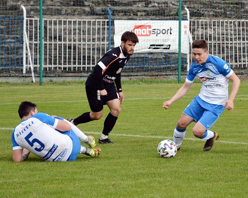 4 liga podkarpacka. Igloopol Dębica przegrał na własnym obiekcie z Głogovią Głogów Małopolski 1:3 [ZDJĘCIA]