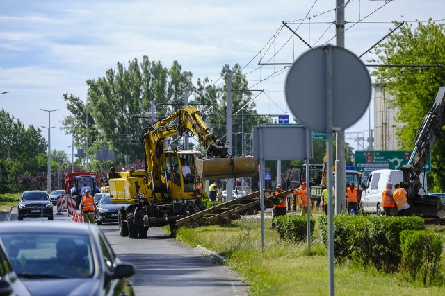 Budowa tzw. przewiązki na ulicy Warneńczyka rozpoczęła się w poniedziałek 18 lipca. Potrwa do czwartku 21 lipca. Od piątku 22 lipca znów będą tu kursować tramwaje