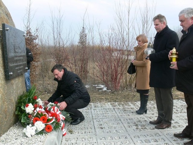 Przed pamiątkowym obeliskiem, nad Jeziorem Tarnobrzeskim kwiaty złożyli między innymi przed-stawiciele lokalnych struktur Polskiego Stronnictwa Ludo-wego.