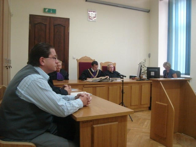 Jarosław Remjasz na sali sądowej.