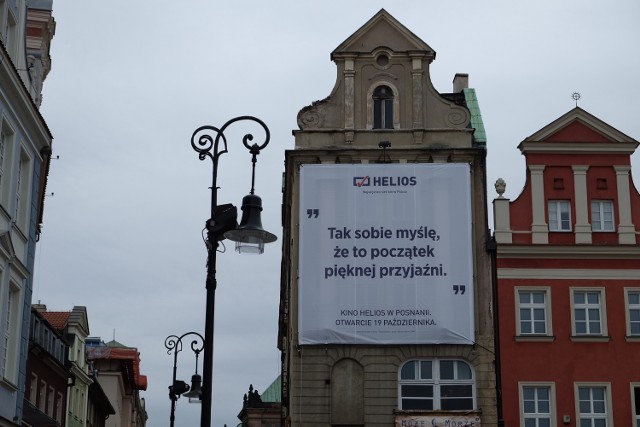 Nielegalna reklama zawisła na elewacji kamienicy u zbiegu ulic Paderewskiego i Starego Rynku. Miasto szybko zainterweniowało