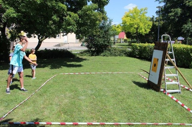 Radziejowski Dom Kultury przygotował dla dzieci ciekawy program wakacyjny. Wiele zajęć, jeśli tylko pogoda pozwalała, odbywało się na skwerze obok RDK. Były więc turnieje rzutek, łuczniczy, nauka szermierki...Czytaj koniecznie: Ofiara księdza pedofila skarży dwie kurie o 300 tys. zł odszkodowania  Wideo: Pogoda na dzień + 2 kolejne dni (10.08 + 11-12.08.2017) | POLSKAźródło: TVN Meteo/x-news