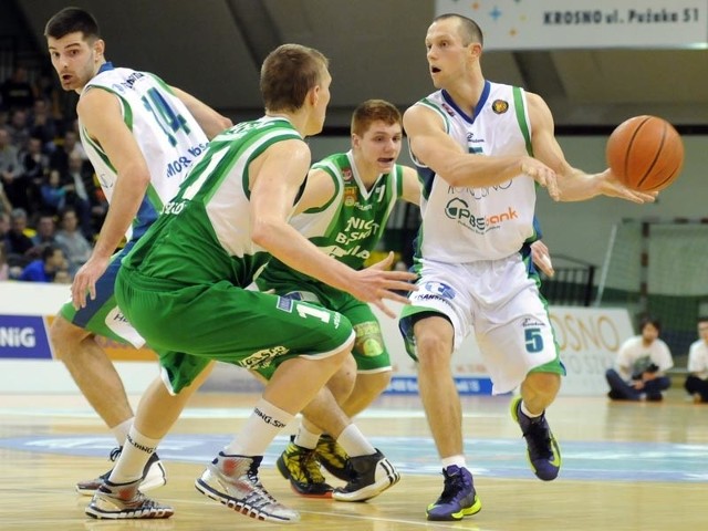 MOSiR Krosno-Znicz Basket PruszkówMOSiR PBS Bank KHS Krosno pokonał Znicz Basket Pruszków 77-47 (20-12, 22-10, 15-16, 20-9)