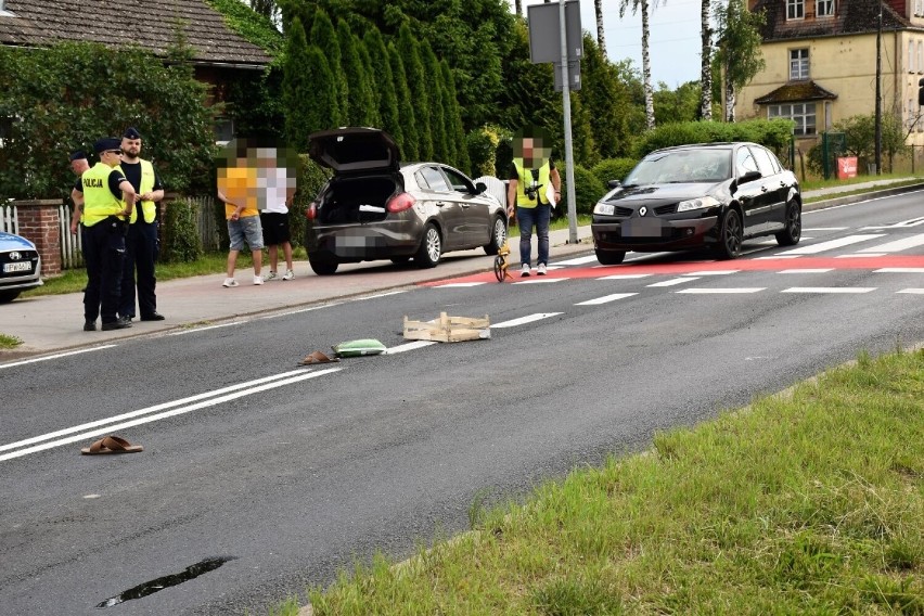 Wypadek w Sławnie 13.07.2022. Samochód potrącił 70-latka na pasach. Mężczyzna trafił do szpitala. ZDJĘCIA, WIDEO