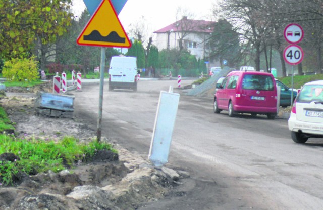 Prace remontowe na ulicy Rokitek w Sandomierzu mają potrwać do końca listopada. Nawierzchnia jest w bardzo złym stanie.