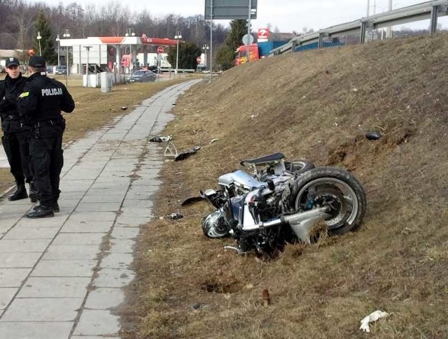Motocyklista wraz z pojazdem spadli z nasypu jezdni.