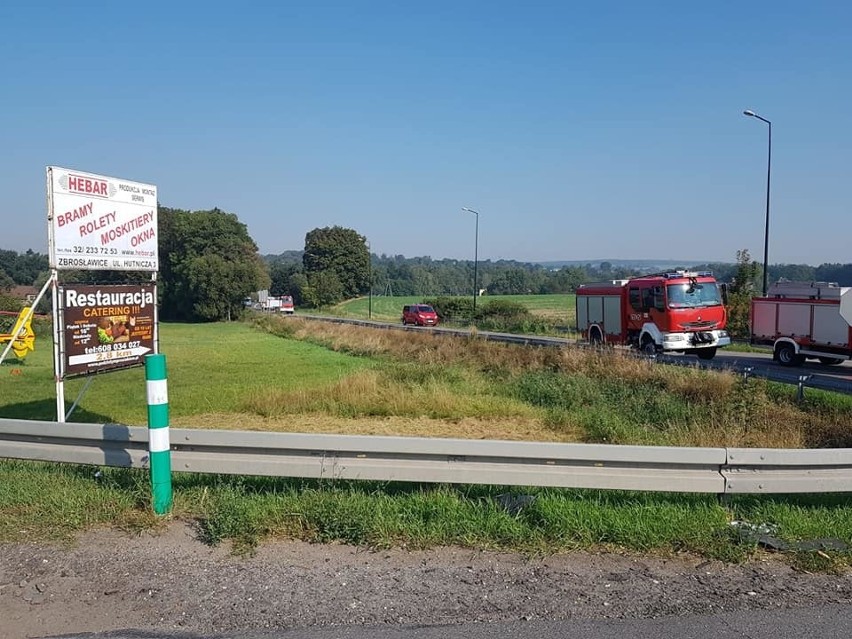 Wypadek na DK 94 w Boniowicach. Zderzyły się dwa samochody i autobus. Lądował LPR