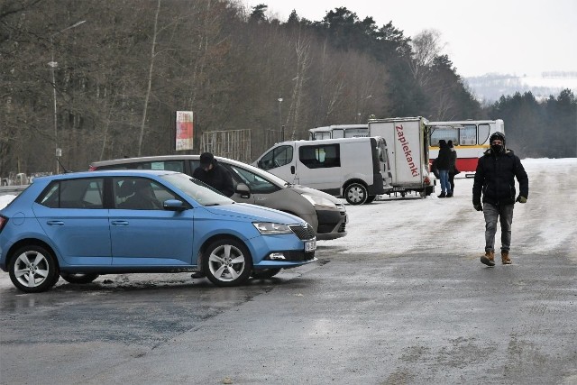 Na giełdzie w Miedzianej Górze w niedzielę 14 lutego panował przenikliwy ziąb, być może dlatego nie było zbyt wielu chętnych do sprzedaży samochodów. Było ich tylko...6. Na kolejnych slajdach zobaczcie co i za ile oferowano na giełdzie w Miedzianej Górze