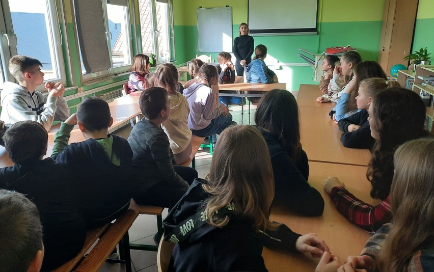 Ciekawe warsztaty w szkole w Ujeździe z Aleksandrą Dobroć. Dzieci poznały instrumenty muzyczne. Zobacz zdjęcia 