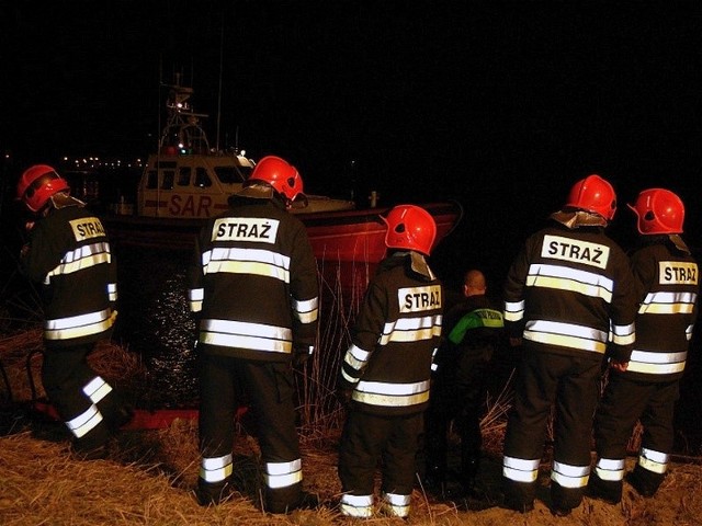 23.25, nabrzeże zwane "betonka", w pobliżu przeprawy promowej: Na miejscu pracują strażacy oraz jednostka SAR.