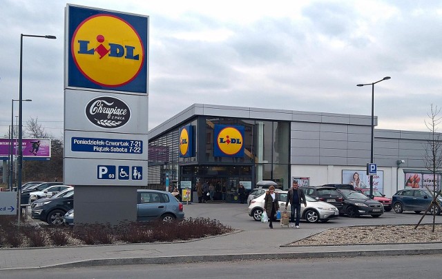 3 maja otwarte sklepy [SKLEPY 3 MAJA: BIEDRONKA, TESCO, LIDL, ŻABKA 3.05.]