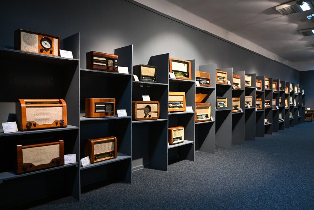 Radioodbiorniki prezentowane na wystawie „Radio Nostalgia - Czas PRL-u” w Muzeum Regionalnym w Dębicy.