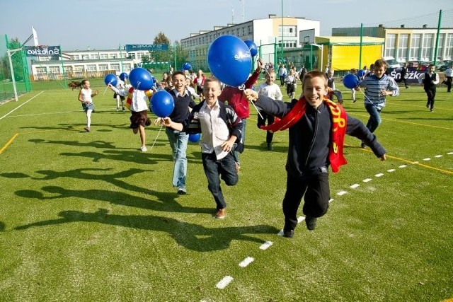 Uczniowie Zespołu Szkół w Juchnowcu Górnym prześcigają się w zachwytach nad nowym boiskiem.