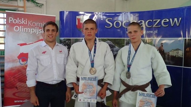 Paweł Zagrodnik, który zajął piąte miejsce w judo na Igrzyskach Olimpijskich w Londynie, z zawodnikami Żaka - Damianem Stępniem i Mateuszem Garbaczem.