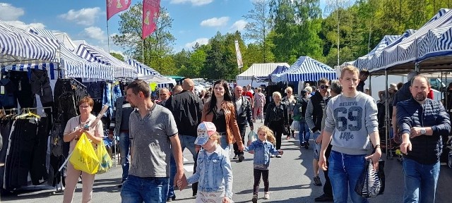 Prawdziwe oblężenie na giełdzie w Miedzianej Górze w niedzielę 15 maja. Słoneczna pogoda sprawiła, że wiele osób wybrało się tam na zakupy. Ludzie przyjechali zaopatrzyć się w świeże owoce i warzywa, dużo klientów szukało wiosennych ubrań oraz kwiatów na balkony i do ogrodu. Tradycyjnie o tej porze roku, dużym zainteresowaniem cieszyły się też stoiska z rowerami. Giełda w Miedzianej Górze w niedzielę 15 maja >>>>