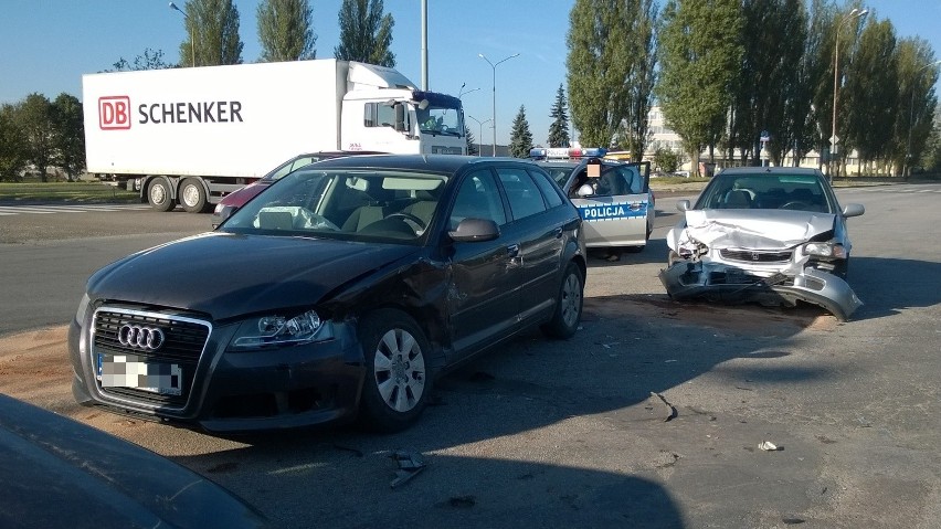 Wypadek na Dąbrowie. Dwa samochody zderzyły się u zbiegu ul. Dąbrowskiego z Lodową