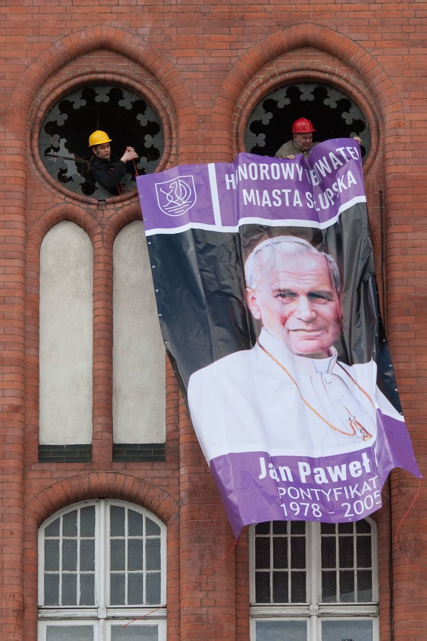 Portret Jana Pawła II już wisi na słupskim ratuszu (zdjęcia, wideo)