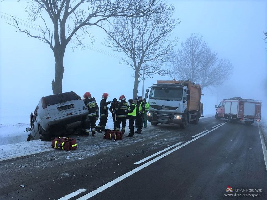 Wypadek na drodze Przasnysz-Ciechanów. Nissan wypadł z drogi [ZDJĘCIA]