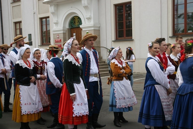 Ostrów Mazowiecka. Moda na Folklor. Korowód przeszedł ulicami miasta – 12.05.2019 [ZDJĘCIA, WIDEO]