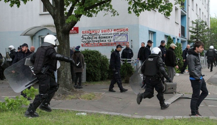 Zamieszki na Legnickiej po śmierci w komisariacie. Rzucali kamieniami w policję