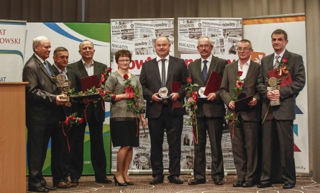 Laureaci konkursu "Nasze Dobre Podkarpackie 2014" z dyplomami, statuetkami i medalami.