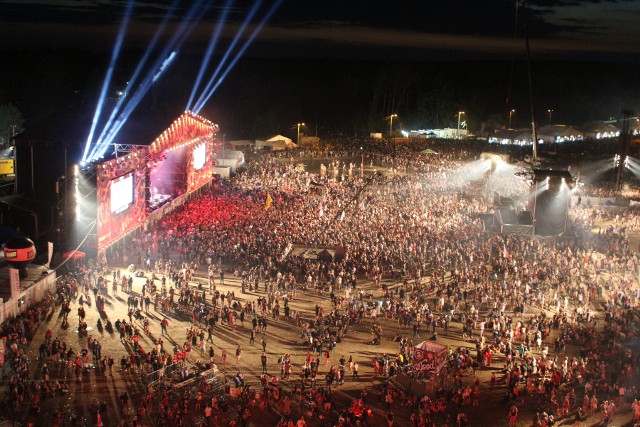 Nie ma co ukrywać, kolejek na Przystanku Woodstock całkiem sporo. Dwie się wyr&oacute;żniają, długością. Jedna z nich prowadzi do strefy Allegro, gdzie jest m.in. diabelski młyn. A widok z niego... Zresztą, przekonajcie się sami. &lt;script class=&quot;XlinkEmbedScript&quot; data-width=&quot;700&quot; data-height=&quot;380&quot; data-url=&quot;//get.x-link.pl/e76c587b-2ba0-24dd-555b-221dca01c975,c059c623-f635-b3f9-0625-e19e97ff5aab,embed.html&quot; type=&quot;application/javascript&quot; src=&quot;//prodxnews1blob.blob.core.windows.net/cdn/js/xlink-i.js&quot;&gt;&lt;/script&gt;Skoro świt kolejki ustawiają się do umywalek i prysznic&oacute;w. Fenomenem, bo chyba najdłuższym ogonkiem na Przystanku Woodstock, jest ten do prysznic&oacute;w na wzg&oacute;rzu Akademii Sztuk Przepięknych. Wierzcie mi, kiedy rano przechodzi się tamtędy, tylko z podziwem patrzy się na stojących. A jacy są cierpliwi! Szacun. Tak na oko to stoją chyba co najmniej z godzinę.A druga co do wielkości kolejką jest własnie ta do strefy Allegro. Jak sprawdziliśmy w sobotę, 5 sierpnia, dostanie się do nie trwa trochę ponad p&oacute;ł godziny. Z pewnością warto. Choćby tylko dla widoku z diabelskiego młyna. My tam byliśmy dwa razy, także wieczorem. Popatrzcie.&lt;b&gt;Przeczytaj też: &lt;/b&gt; &lt;b&gt;&lt;a href=&quot;http://www.gazetalubuska.pl/przystanek-woodstock/g/woodstock-2017-dziewczyny-ktore-upolowal-fotoreporter-drugiego-dnia-festiwalu,12336344,24915710/&quot;&gt;&lt;font color=blue&gt;Woodstock 2017: Dziewczyny, kt&oacute;re &quot;upolował&quot; fotoreporter &lt;/font&gt;&lt;/a&gt;&lt;/b&gt; &lt;b&gt;Przeczytaj też: &lt;/b&gt; &lt;b&gt;&lt;a href=&quot;http://www.gazetalubuska.pl/przystanek-woodstock/g/woodstock-2017-od-zakochanych-par-bije-ogromna-dawka-szczescia-zdjecia-wideo,12333728,24906212/&quot;&gt;&lt;font color=blue&gt; Woodstock 2017: Od zakochanych par bije ogromna dawka szczęścia [ZDJĘCIA, WIDEO]&lt;/font&gt;&lt;/a&gt;&lt;/b&gt; &lt;b&gt;Przeczytaj też: &lt;/b&gt; &lt;b&gt;&lt;a href=&quot;http://www.gazetalubuska.pl/przystanek-woodstock/g/woodstock-2017-w-blocie-taplaja-sie-i-starzy-i-mlodzi-wideo-zdjecia,12336044,24914688/&quot;&gt;&lt;font color=blue&gt; oodstock 2017: W błocie taplają się i starzy i młodzi [WIDEO, ZDJĘCIA]&lt;/font&gt;&lt;/a&gt;&lt;/b&gt;&lt;b&gt;Przeczytaj też: &lt;/b&gt; &lt;b&gt;&lt;a href=&quot;http://www.gazetalubuska.pl/przystanek-woodstock/g/woodstock-2017-tak-wyglada-festiwal-z-lotu-ptaka-zdjecia,12336764,24918480/&quot;&gt;&lt;font color=blue&gt; Woodstock 2017: Tak wygląda festiwal z lotu ptaka [ZDJĘCIA]&lt;/font&gt;&lt;/a&gt;&lt;/b&gt;&lt;center&gt;&lt;div class=&quot;fb-like-box&quot; data-href=&quot;https://www.facebook.com/gazlub/?fref=ts&quot; data-width=&quot;600&quot; data-show-faces=&quot;true&quot; data-stream=&quot;false&quot; data-header=&quot;true&quot;&gt;&lt;/div&gt;&lt;/center&gt;