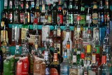 Już nie tanie piwo, a droższe whisky. Polacy wolą drogie trunki. Po raz pierwszy w historii rynek droższych alkoholi przegonił tańsze.