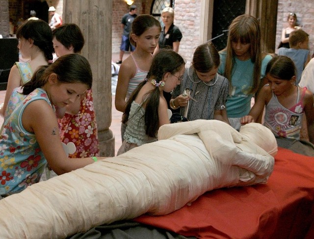 Jak wygląda mumia? Takie zajęcia w ramach Weekendów Edukacyjnych oferuje dzieciom Muzeum Archeologiczne.