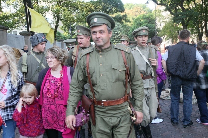 Piknik historyczny przed łódzką katedrą [zdjęcia]