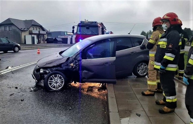 Działania strażaków trwały około godziny. W tym czasie ruch na drodze był całkowicie zablokowany