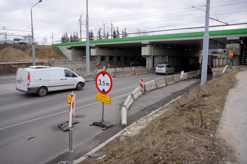 Lublin: Po Diamentowej znowu z większymi utrudnieniami. Przebudowa wiaduktu kolejowego ciągnie się od początku 2018 roku