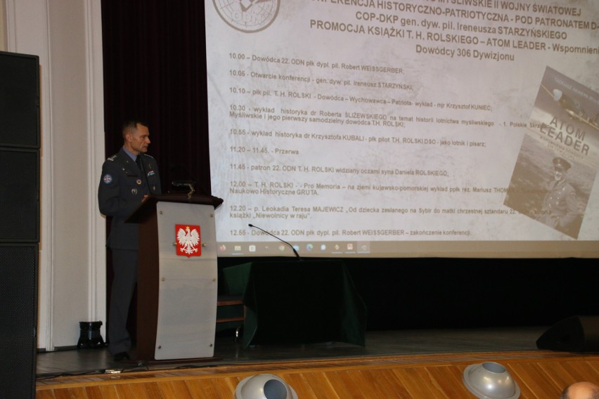 Płk. dypl. pilot Robert Weissgerber, dowódca 22. Ośrodka...