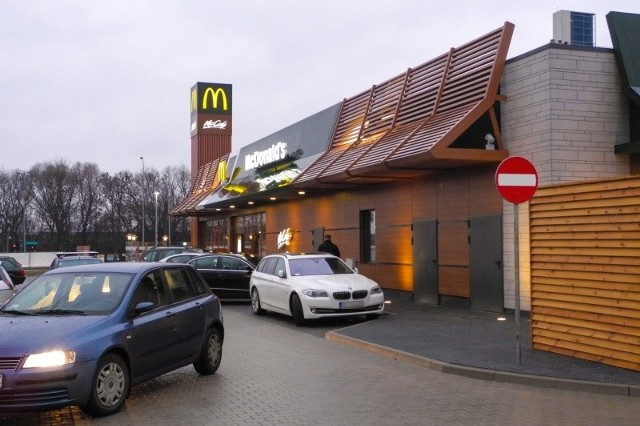 McDonald's przy ul. Kopernika 101 w Białymstoku otwarty jest przez cały tydzień od godz. 7 do 23, natomiast linia Drive w godz. 7-24.