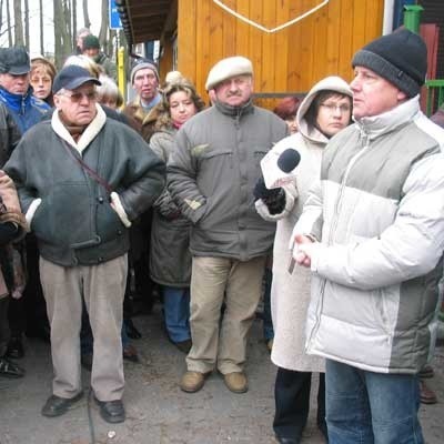 Co rusz przy targowisku spotykają się kupcy i radzą, co zrobić, żeby szybko odbudować bazar