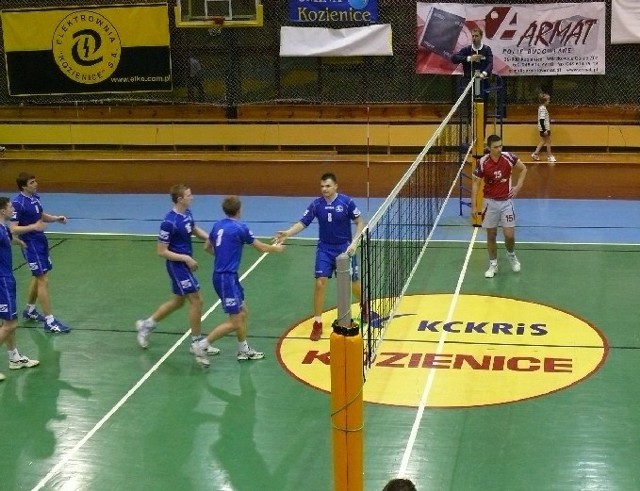 Rozgrywający Armatu Piotr Milewski (z prawej) zadebiutował w roli atakującego i radził sobie bardzo dobrze. Niemal w pojedynkę wygrał mecz. 