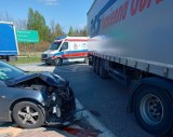 Uwaga, wypadek na drodze krajowej numer 42 w Skarżysku-Kamiennej. Zderzenie ciężarówki z autem osobowym. Ucierpiały dwie osoby. Zdjęcia