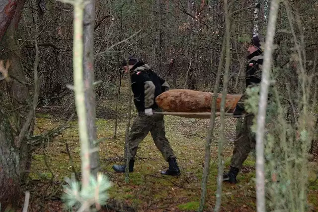 W niedzielę, 30 października funkcjonariusze Komisariatu Policji w Gniewoszowie zostali powiadomieni o odnalezieniu w lesie, w okolicy Brzustowa, materiałów wybuchowych z okresu II wojny światowej.