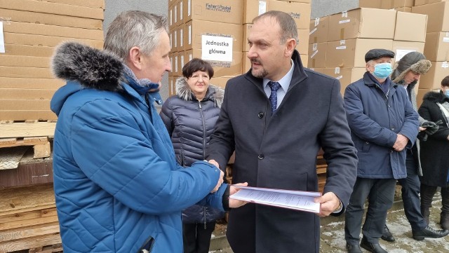 Wojewoda świętokrzyski Zbigniew Koniusz przekazał w środę sprzęt dla buskiego szpitala na ręce dyrektora Grzegorza Lasaka.