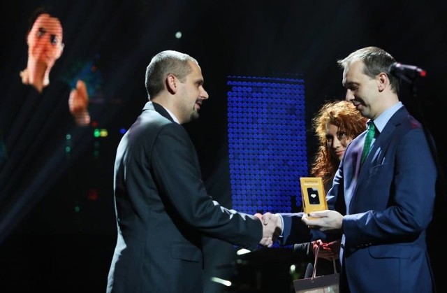 Adam Bancarewicz z Białegostoku  podczas odbierania nagrody w Sali Kongresowej w październiku 2013 roku, podczas Wielkiej Gali Integracji, w której firma została nagrodzona w innym bardzo ważnym dla niej konkursie "Aplikacje Bez Barier".