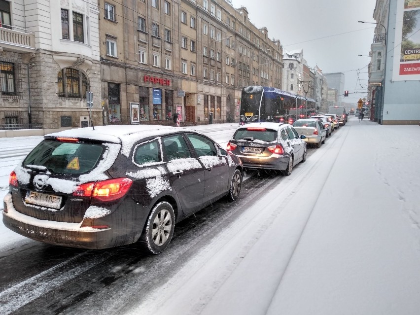 We Wrocławiu znów sypie śnieg. I tak do wieczora [PROGNOZA]