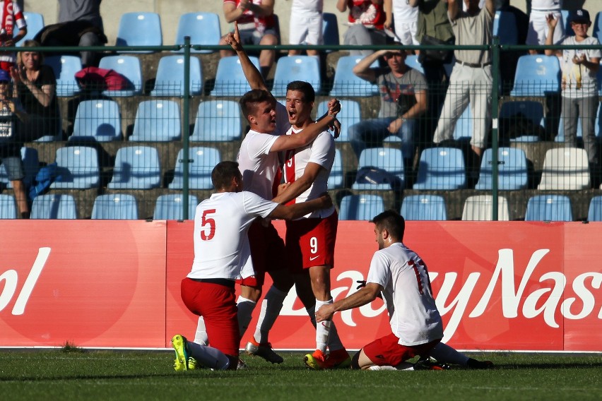 Oskara Zawada odbiera gratulacje od kolegów po golu na 1:0.