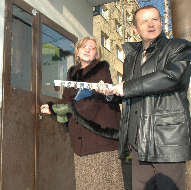 Anna Dembiecka i prezes Nyskiego Zarządu Nieruchomości Ryszard Turkiewicz tuż przed rozdaniem kluczy lokatorom sprawdzili, czy w mieszkaniach na Słowiańskiej wszystko &#8222;gra&#8221;.