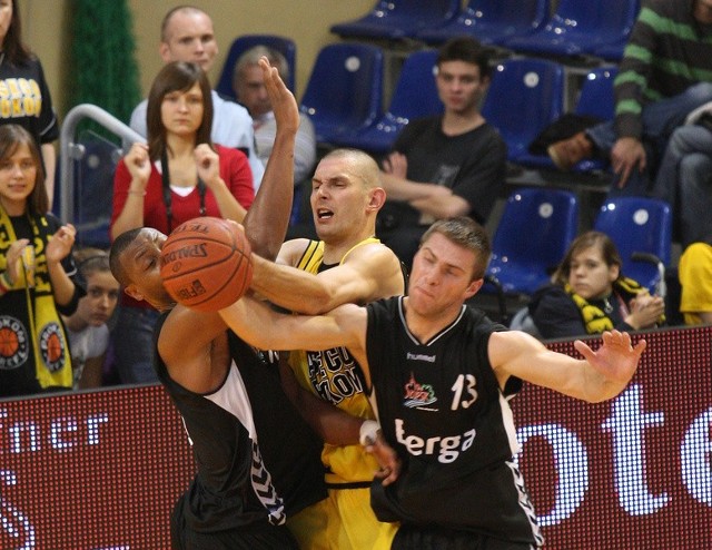 W środowym spotkaniu ekstraligi koszykówki, Prokom Sopot pokonal Czarnych Slupsk 75:60.