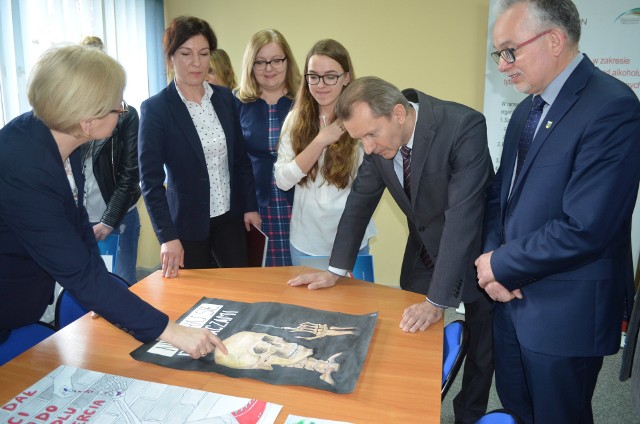 Powiatowy konkurs na plakat "Stop dopalaczom" skierowany był do uczniów szkół ponadgimnazjalnych z powiatu żnińskiego.