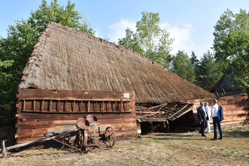 Trąba powietrzna przeszła przez skansen wsi łowickiej w Maurzycach. Kolejna trąba powietrzna w województwie łódzkim 31.08.2019 [ZDJĘCIA]