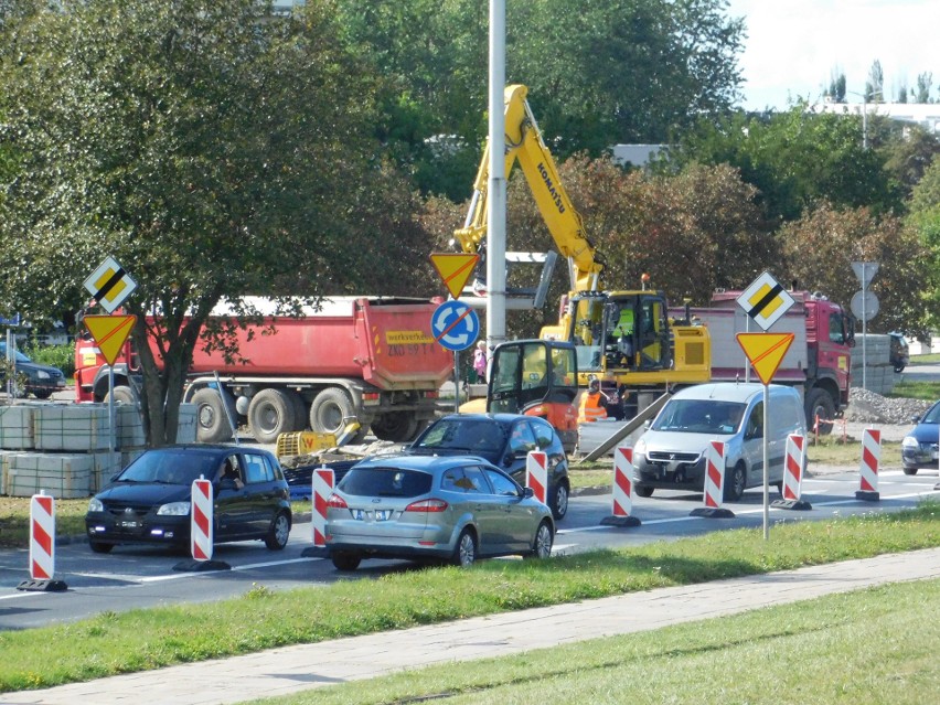 Od kilku dni trwa przebudowa ronda przy ulicy Jana Pawła II...