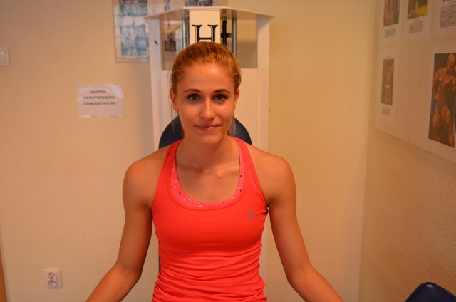 Natalia Kaczmarek, lekkoatletka ALKS PWSZ Gorzów, pod czujnym okiem Tomasza Saski ("Saska Team") odbywa trening w siłowni hali przy ul. Chopina.