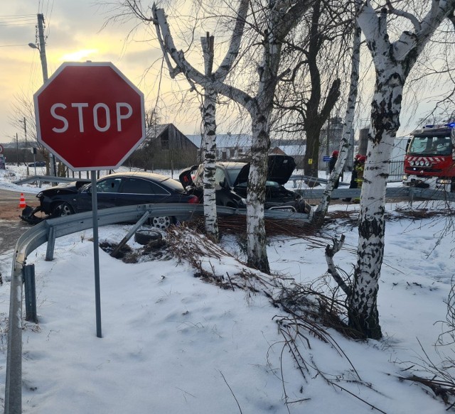 W czwartek popołudniu doszło do wypadku dwóch samochodów osobowych. Zderzenie miało miejsce na skrzyżowaniu we wsi Sierżnia koło Strykowa. Jak informuje dyżurny straży pożarnej nie było poszkodowanych. W działaniach uczestniczyli strażacy z OSP Lipka, OSP Warszewice oraz ze Strykowa.ZOBACZ ZDJĘCIA >>>>