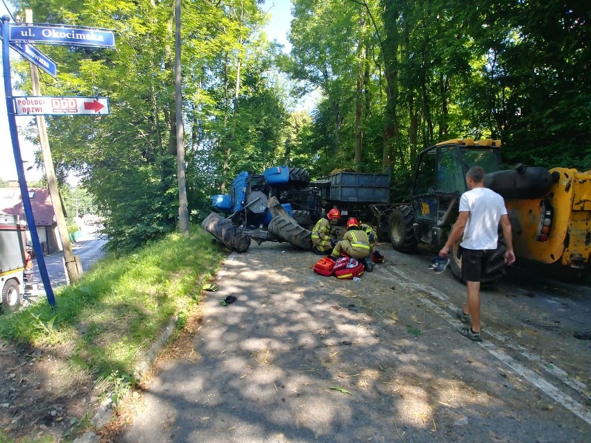 Brzesko. Ciągnik z dwiema przyczepami przewrócił się na...